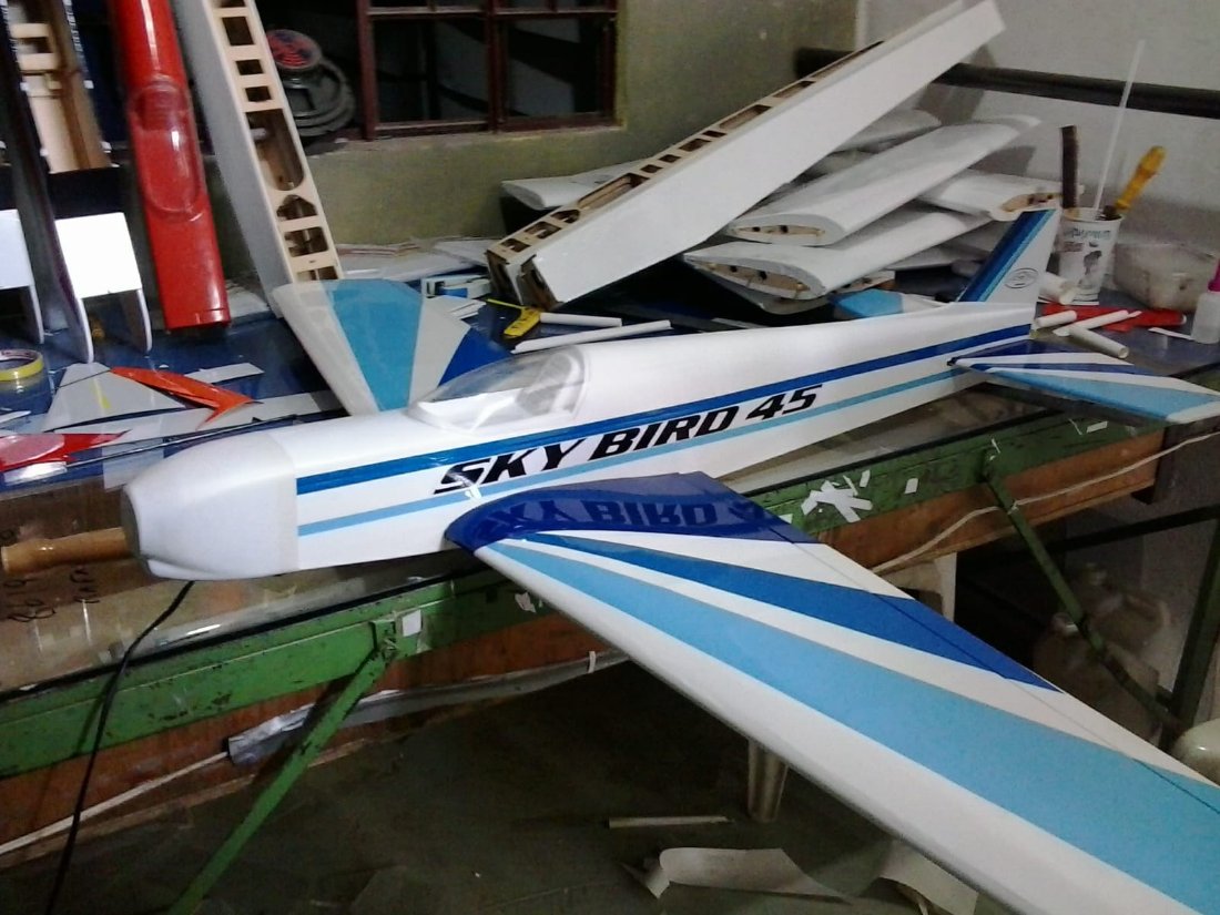 Aeromodelo em balsa e compensado montado na bancada da oficina da IG Modelismo